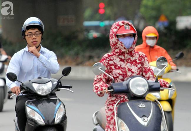 Gió lạnh bất ngờ xuất hiện khiến nhiệt độ giảm mạnh, người dân quàng khăn, mặc áo rét ra đường-6