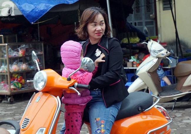 Gió lạnh bất ngờ xuất hiện khiến nhiệt độ giảm mạnh, người dân quàng khăn, mặc áo rét ra đường-9