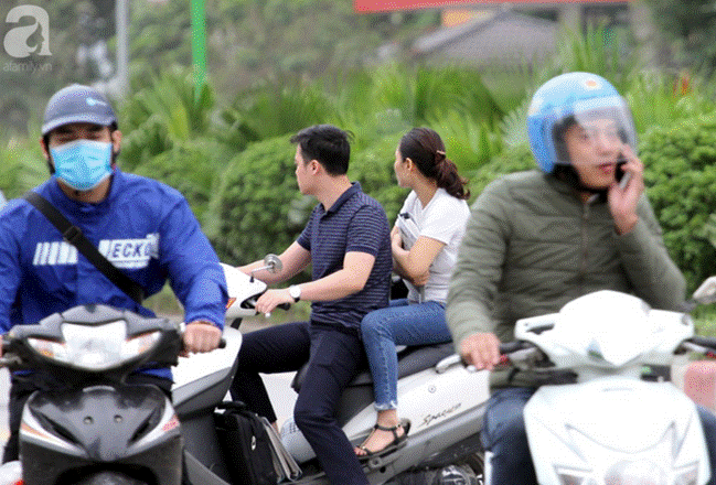 Gió lạnh bất ngờ xuất hiện khiến nhiệt độ giảm mạnh, người dân quàng khăn, mặc áo rét ra đường-10