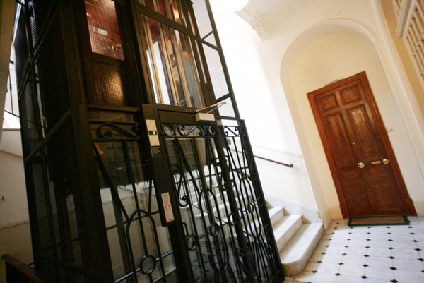 Gã ấu dâm sàm sỡ bé gái trong thang máy ở Pháp bị tống giam 6 năm tù-1