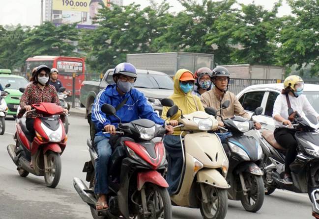 Gió lạnh bất ngờ xuất hiện khiến nhiệt độ giảm mạnh, người dân quàng khăn, mặc áo rét ra đường-8