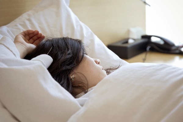 Những bệnh nguy hiểm nếu bạn thường xuyên để tóc ẩm ướt khi đi ngủ-1