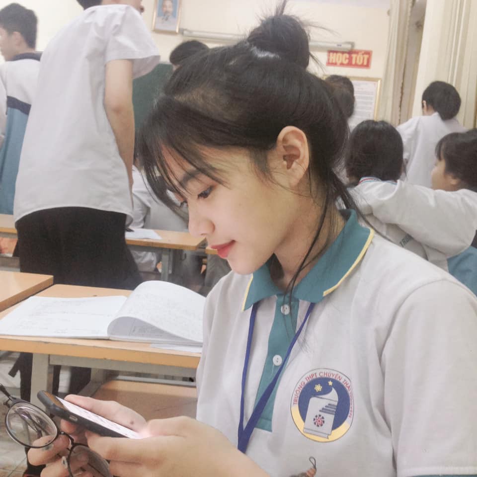 Bị chụp lén mà vẫn đẹp xuất sắc, nữ sinh 10X Chuyên Thái Nguyên nổi như cồn chỉ sau một đêm-2