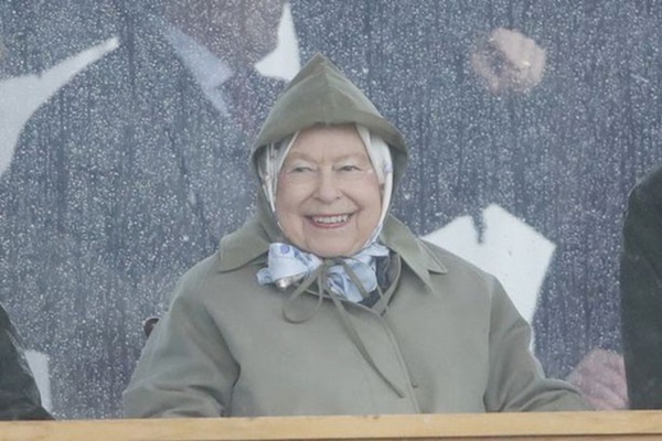 Con trai đầu lòng của Meghan đã tạo nên khoảnh khắc chưa từng có trong bức hình lịch sử, đánh dấu mốc quan trọng của Hoàng gia Anh ở điểm đặc biệt này-1