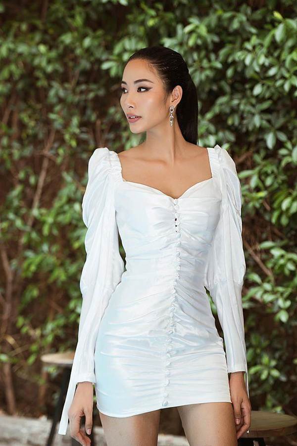 Hoàng Thuỳ đeo cánh thiên thần nội y, thử thách trình diễn áo tắm Miss Universe-2