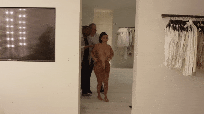 Kim Kardashian gây ấn tượng tại Met Gala với bộ váy ướt át, nhưng khi biết cách cô chật vật để mặc ai cũng thấy... í ẹ-5
