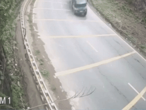 Cận cảnh xe tải lao vào hộ lan bánh xoay tại dốc Cun