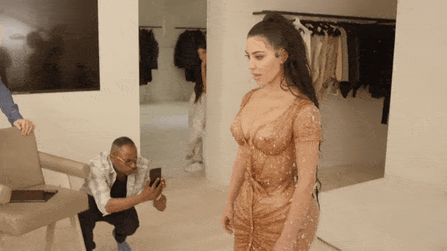 Kim Kardashian gây ấn tượng tại Met Gala với bộ váy ướt át, nhưng khi biết cách cô chật vật để mặc ai cũng thấy... í ẹ-7