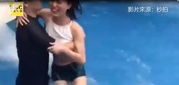 Những pha nhân viên cứu hộ vô tình chạm ngực khi chị em đi chơi công viên nước, xem lại mới thấy thật ngại ngùng-1