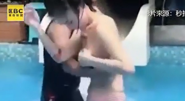 Những pha nhân viên cứu hộ vô tình chạm ngực khi chị em đi chơi công viên nước, xem lại mới thấy thật ngại ngùng-3