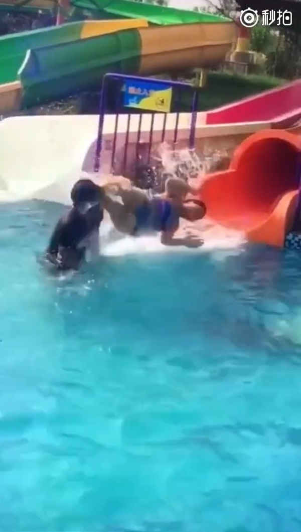 Những pha nhân viên cứu hộ vô tình chạm ngực khi chị em đi chơi công viên nước, xem lại mới thấy thật ngại ngùng-5