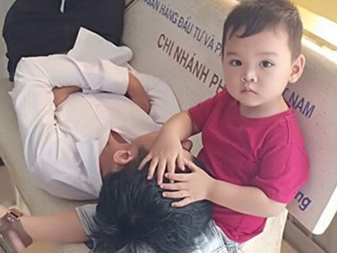 Anh trai tình thương mến thương bẹo má cậu em, nhưng không được đáp trả mà còn phải hứng chịu cái kết đầy đau đớn-2