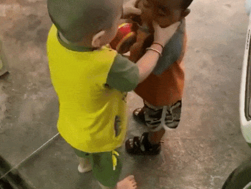 Anh trai tình thương mến thương bẹo má cậu em, nhưng không được đáp trả mà còn phải hứng chịu cái kết đầy