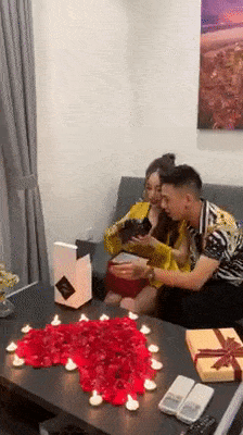 Chồng tặng núi tiền làm quà sinh nhật, vợ xuýt xoa: Không đếm được, phải dùng máy-2