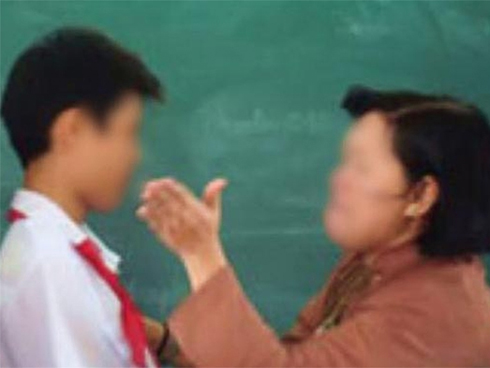 Vụ cô giáo đánh học sinh vì làm bài chậm: Đình chỉ dạy 6 tháng-2