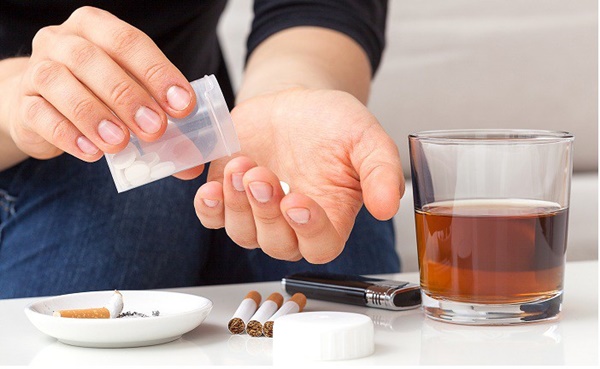 Trí nhớ ngày càng suy giảm thậm chí dẫn đến teo não là do bạn chưa bỏ được những thói xấu sau-1