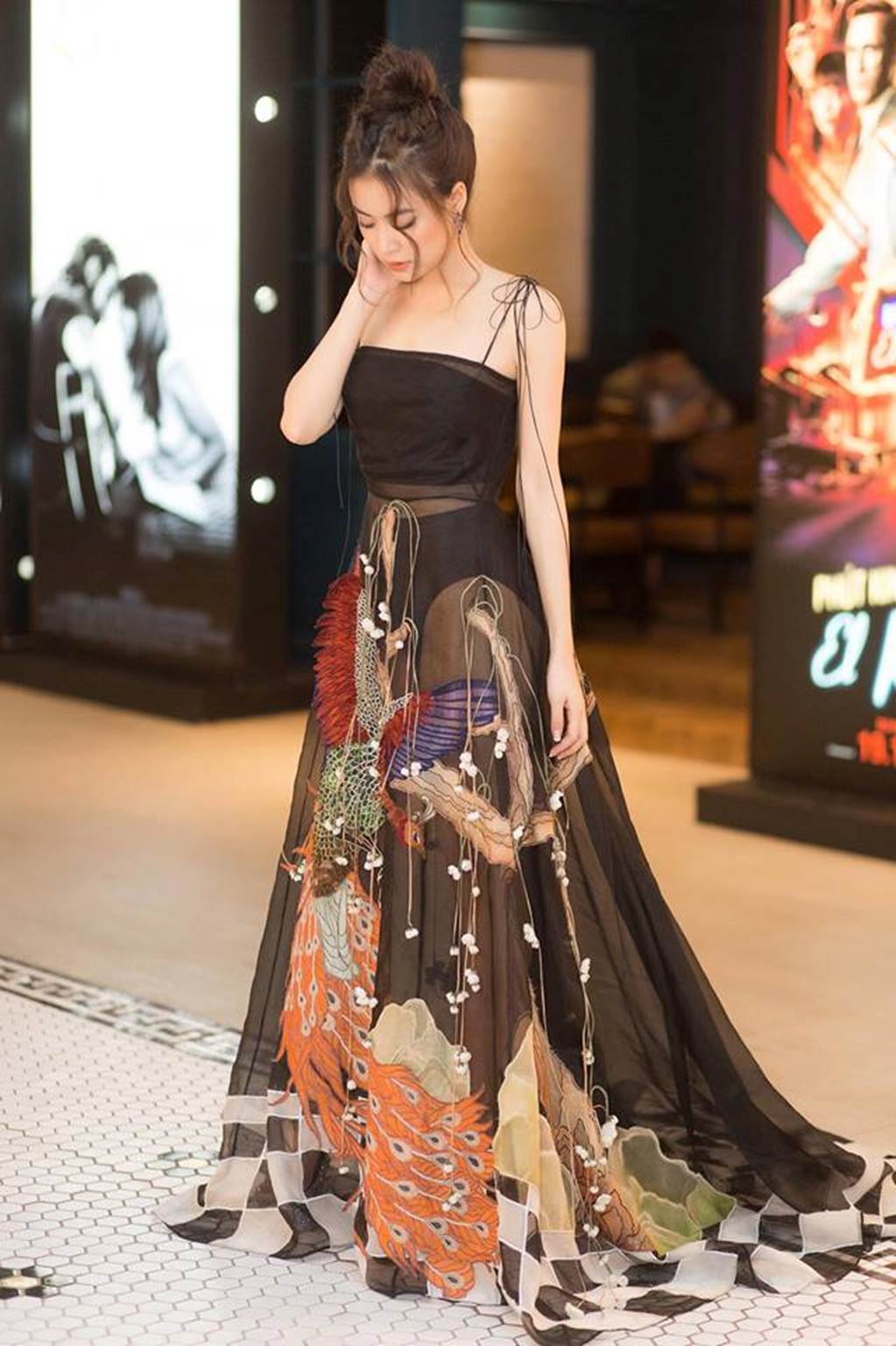 Những váy áo xuyên thấu khác thường đầy táo bạo của Hoàng Thùy Linh-3