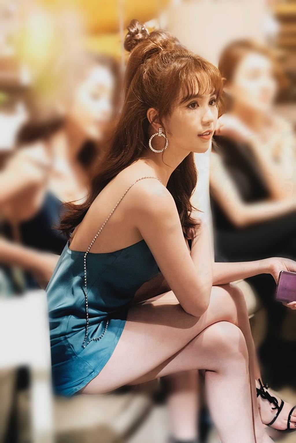 Đứng hình vì Ngọc Trinh mặc váy dây cực mảnh khoe vòng 1 hững hờ-1