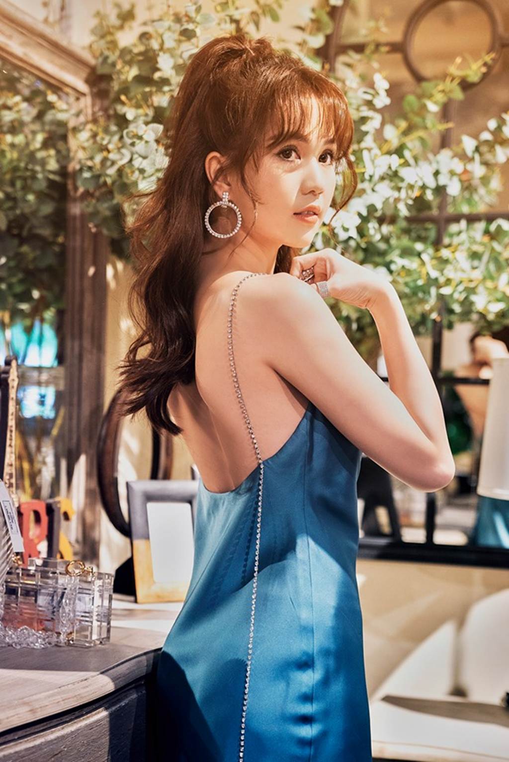 Đứng hình vì Ngọc Trinh mặc váy dây cực mảnh khoe vòng 1 hững hờ-4