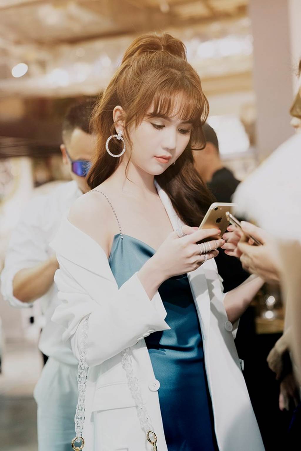 Đứng hình vì Ngọc Trinh mặc váy dây cực mảnh khoe vòng 1 hững hờ-5