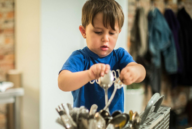 Trẻ có biểu hiện này chứng tỏ hiệu quả giáo dục của bố mẹ, cần tiếp tục phát huy để con lớn lên thành người tài giỏi-1