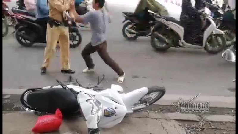 Hà Nội: Đánh CSGT, giải cứu bạn nhậu bị kiểm tra nồng độ cồn-3