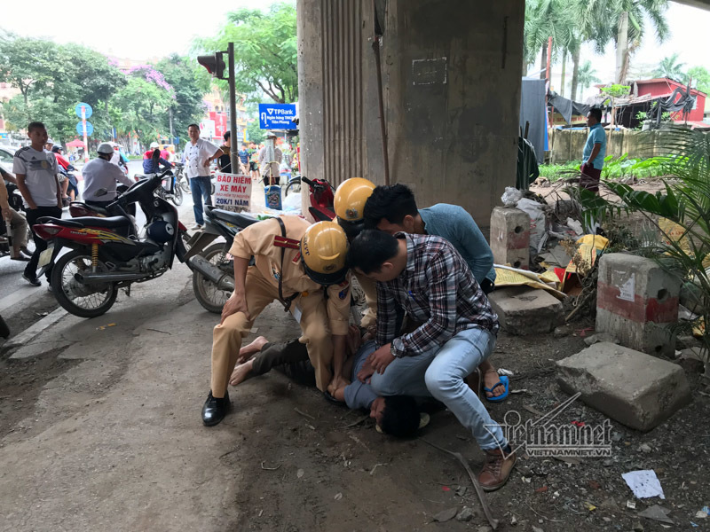 Hà Nội: Đánh CSGT, giải cứu bạn nhậu bị kiểm tra nồng độ cồn-5