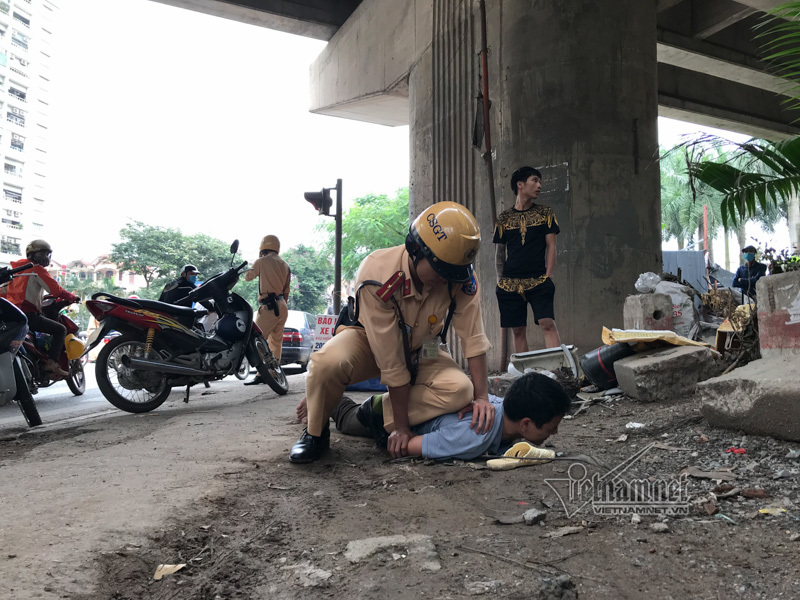 Hà Nội: Đánh CSGT, giải cứu bạn nhậu bị kiểm tra nồng độ cồn-4