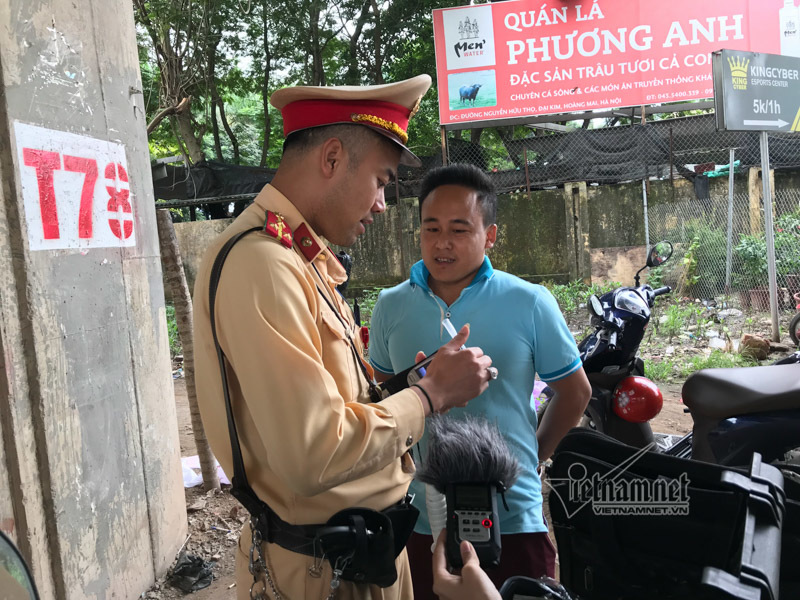 Hà Nội: Đánh CSGT, giải cứu bạn nhậu bị kiểm tra nồng độ cồn-1