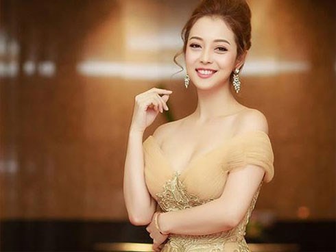 Đang dẫn chương trình, Jennifer Phạm đột ngột ngất xỉu, đập đầu chấn thương phải cấp cứu