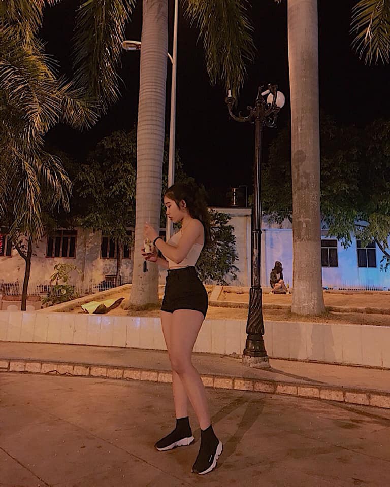 Girl xinh sinh năm 2000 có màn dậy thì thành công, kiếm được bộn tiền nhờ sở hữu thân hình đồng hồ cát-6