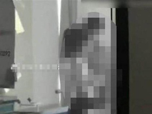 Cặp đôi thản nhiên ôm hôn, sờ soạng trong rạp chiếu phim khiến dân mạng lại dậy sóng-2