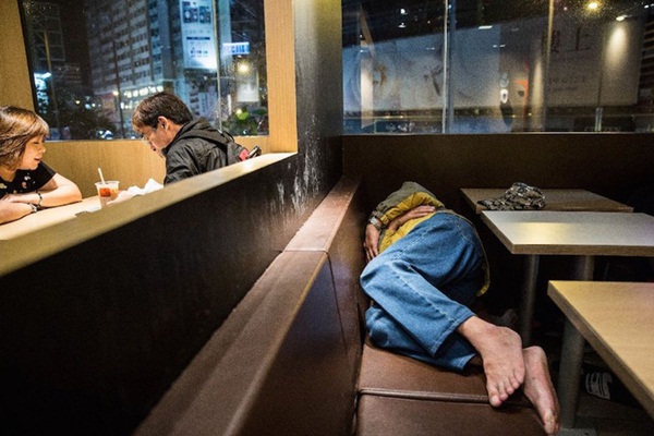 Cuộc sống của người đàn ông vô gia cư gốc Việt ở nơi nghèo nhất Hong Kong và sự tương phản nghiệt ngã của thành phố hoa lệ bậc nhất hành tinh-7