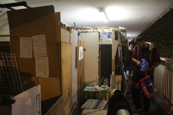 Cuộc sống của người đàn ông vô gia cư gốc Việt ở nơi nghèo nhất Hong Kong và sự tương phản nghiệt ngã của thành phố hoa lệ bậc nhất hành tinh-8