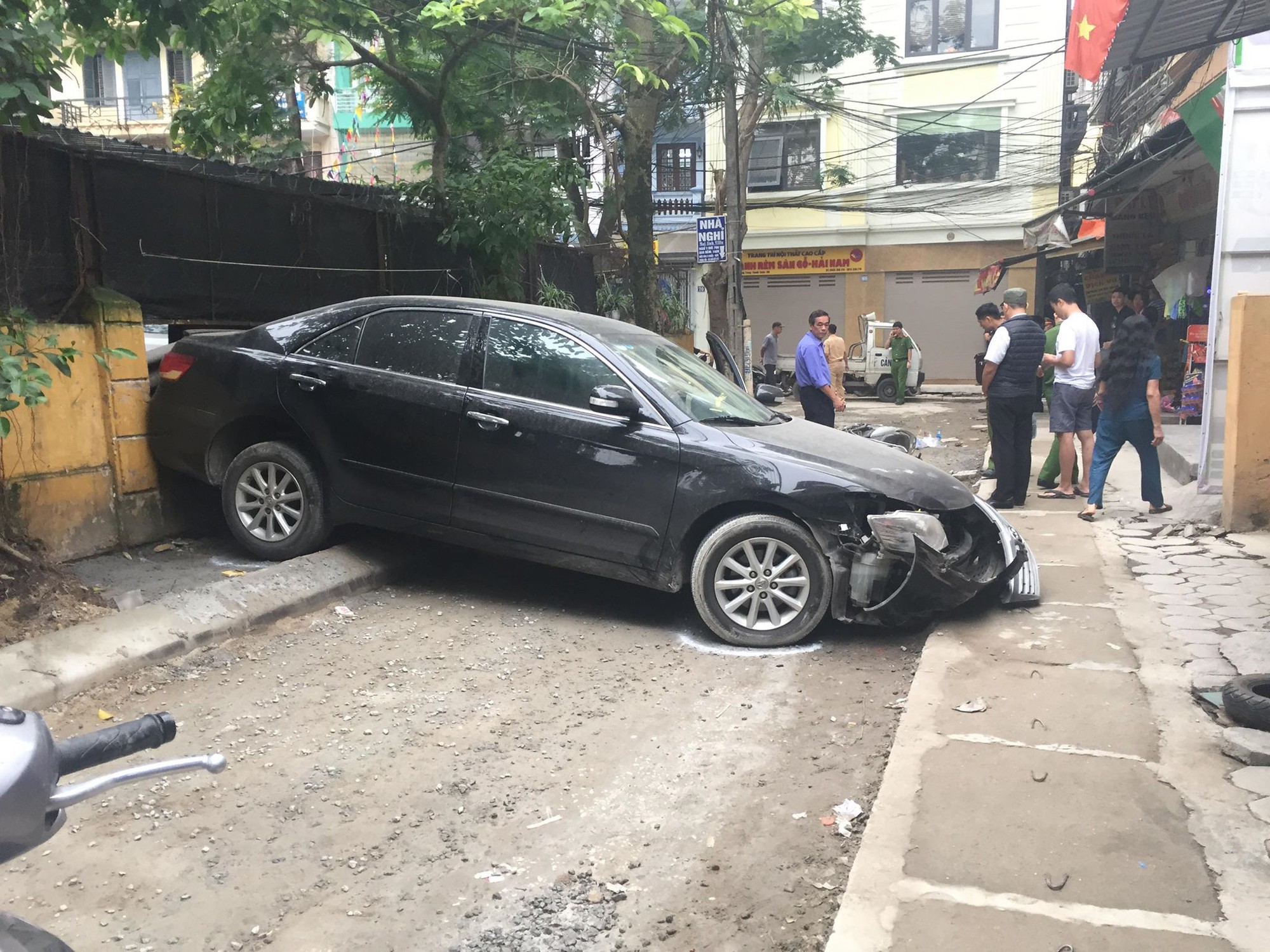 Nữ tài xế lùi ô tô Camry tông trúng chiếc xe máy, một phụ nữ tử vong thương tâm-1