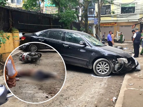 Nữ tài xế lùi ô tô Camry tông trúng chiếc xe máy, một phụ nữ tử vong thương tâm