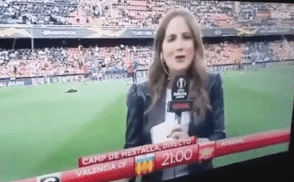 Cầu thủ Arsenal đá bóng trúng đầu nữ phóng viên-1