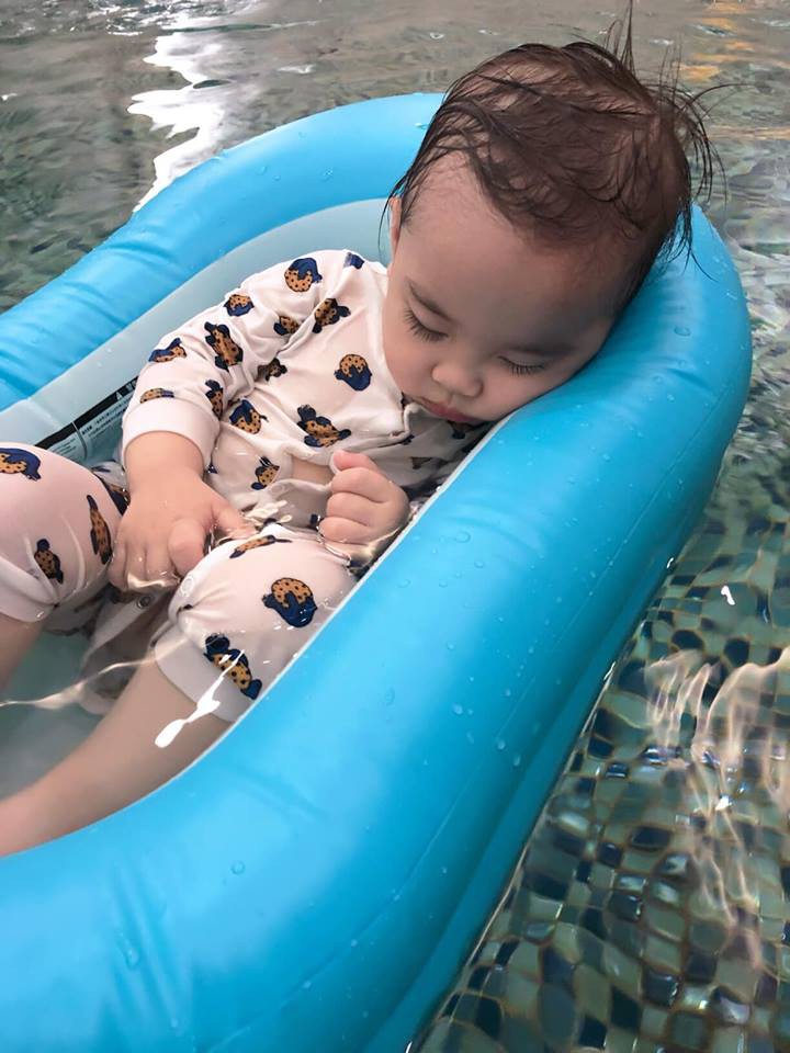 Thánh ngủ gật hội hot kid: Đáng yêu như Sữa chủ tịch nhà Hằng Túi, 10 lần đi bơi lăn ra ngủ cả 10!-2