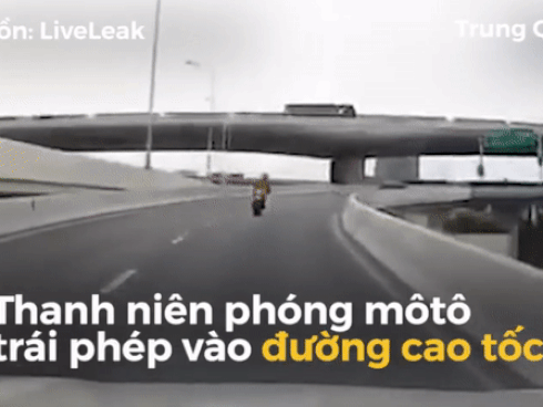 Môtô đâm thẳng vào thành cầu, người lái rơi xuống đất