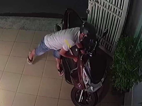 Clip: Trộm vào tận nhà đang có chủ, bẻ khóa cuỗm xe máy trong chớp mắt