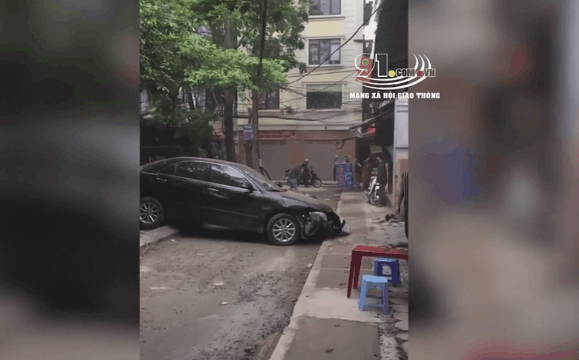 CLIP: Hiện trường vụ nữ tài xế lùi ô tô cán tử vong một người đi xe máy trên phố Hà Nội-1