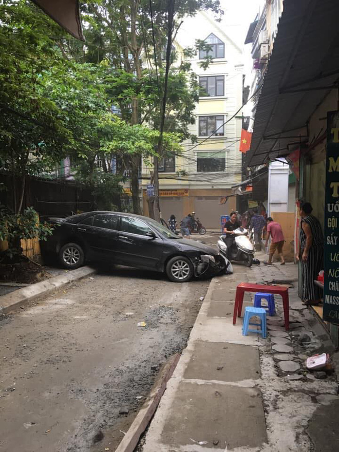 CLIP: Hiện trường vụ nữ tài xế lùi ô tô cán tử vong một người đi xe máy trên phố Hà Nội-2