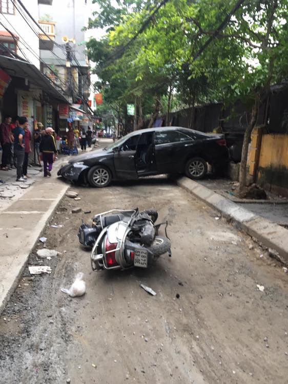 CLIP: Hiện trường vụ nữ tài xế lùi ô tô cán tử vong một người đi xe máy trên phố Hà Nội-3