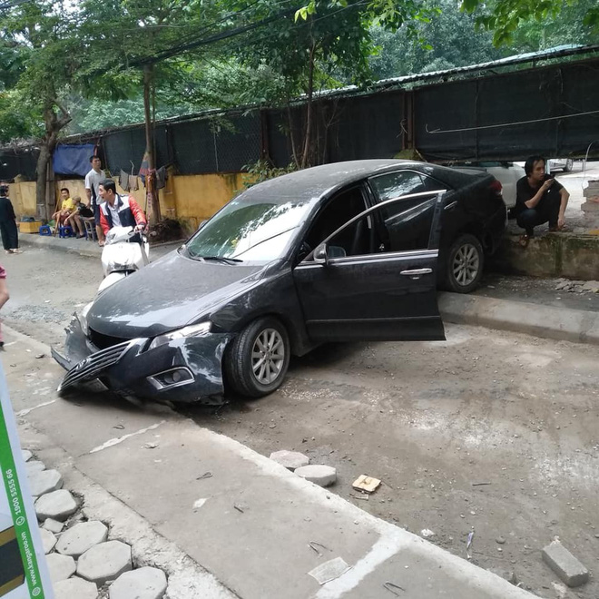 CLIP: Hiện trường vụ nữ tài xế lùi ô tô cán tử vong một người đi xe máy trên phố Hà Nội-4