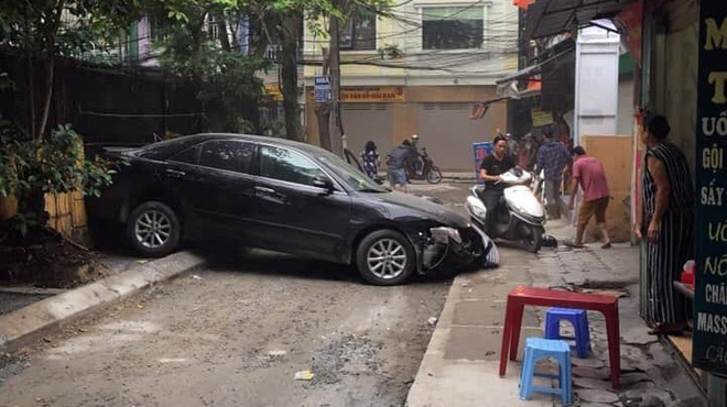 CLIP: Nữ tài xế lùi xe Camry tông chết người đi xe máy ở Hà Nội-2