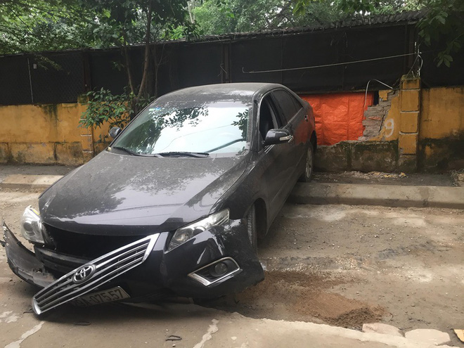CLIP: Nữ tài xế lùi xe Camry tông chết người đi xe máy ở Hà Nội-4