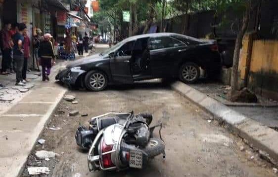 CLIP: Nữ tài xế lùi xe Camry tông chết người đi xe máy ở Hà Nội-5