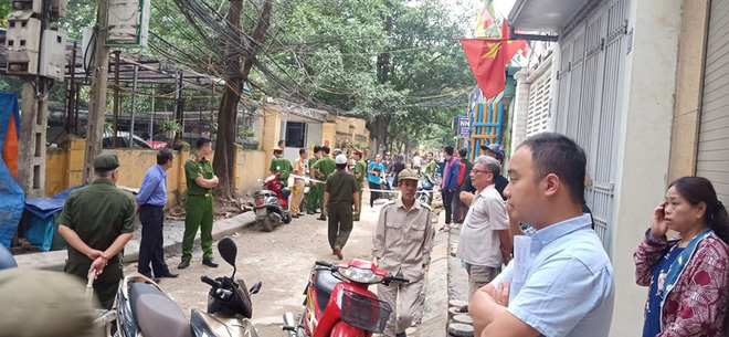 CLIP: Nữ tài xế lùi xe Camry tông chết người đi xe máy ở Hà Nội-7