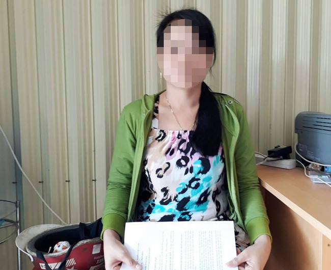 Mẹ của bé gái 10 tuổi bị phụ huynh ôm hôn trong trường học bức xúc khi vụ việc chưa được giải quyết-1