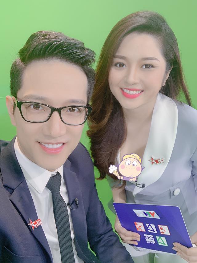 Sau sự cố lộ nội y trên sóng truyền hình, BTV Diệu Linh khéo léo dùng sticker che ngực khi chụp chung với Chí Nhân-3